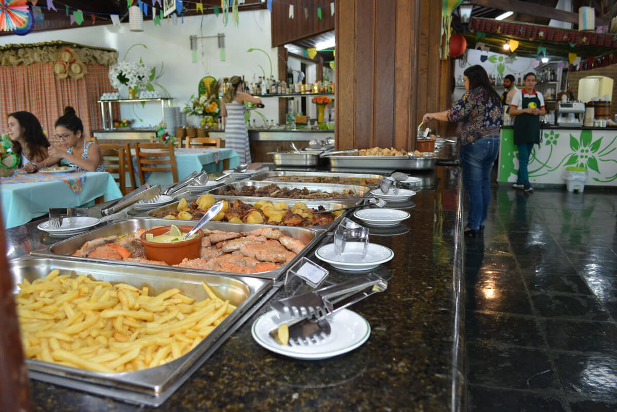 Refeição típica de fazenda servida no Portal dos Sonhos