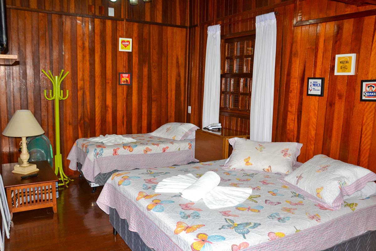 Suíte em madeira para casal